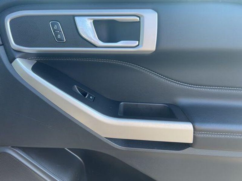 2023 Ford Explorer XLTImage 31