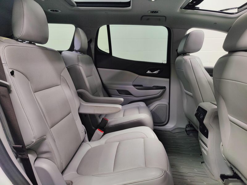 Used 2019 GMC Acadia SLT-2 AWD w/Dual Sunroof & NavImage 18