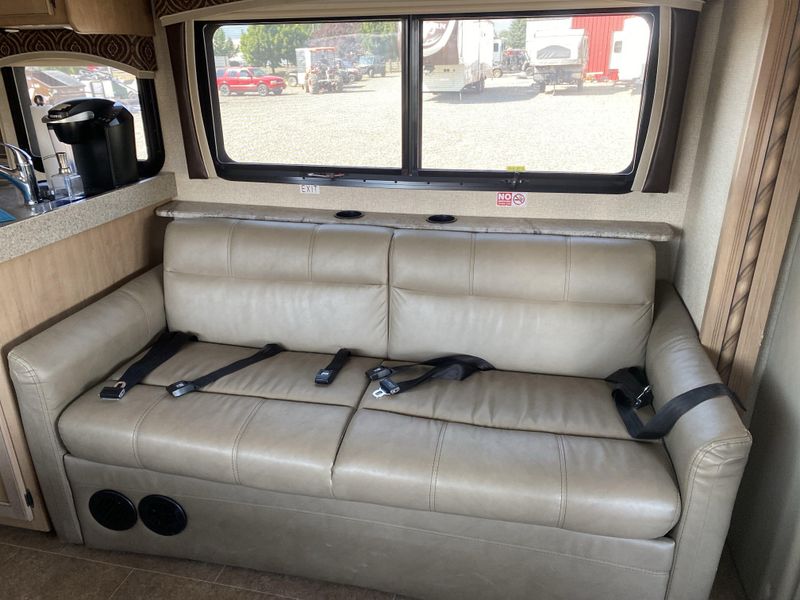 Used 2017 THOR CHATEAU 31Y Image 12