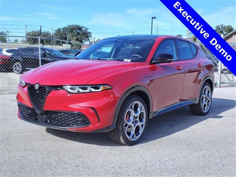 2024 Alfa Romeo Tonale Veloce Eawd in a Alfa Rosso (Red) exterior color and Red/Blackinterior. Northside Alfa Romeo of Houston 281-475-4549 alfaromeousaofnorthhouston.com 