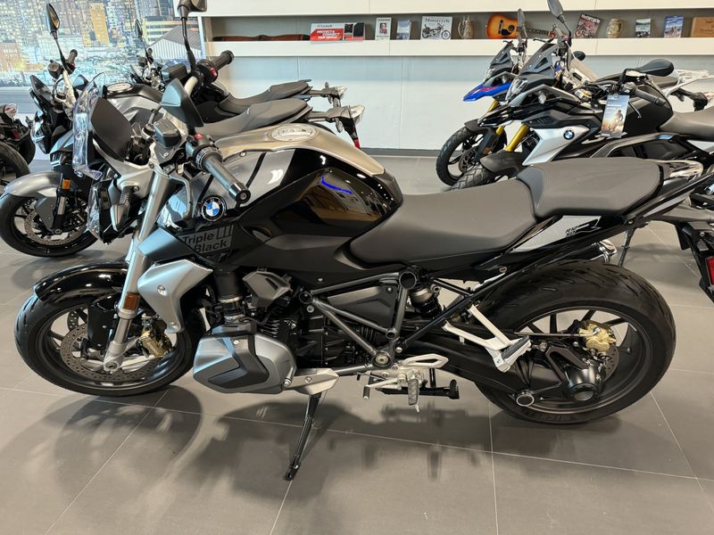 2023 BMW R 1250 R  in a BLACK STORM METALLIC exterior color. Cross Country Cycle 201-288-0900 crosscountrycycle.net 