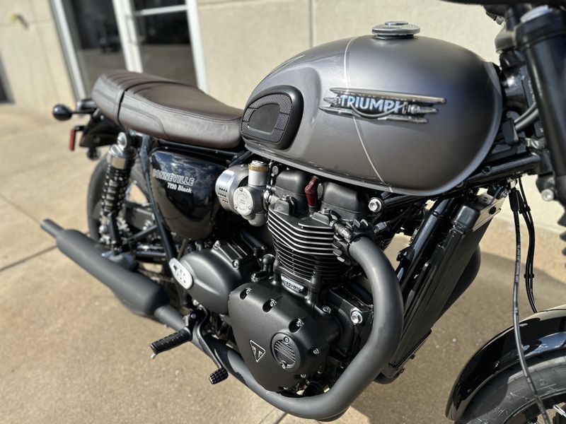 2025 Triumph BONNEVILLE T120 BLACKImage 8