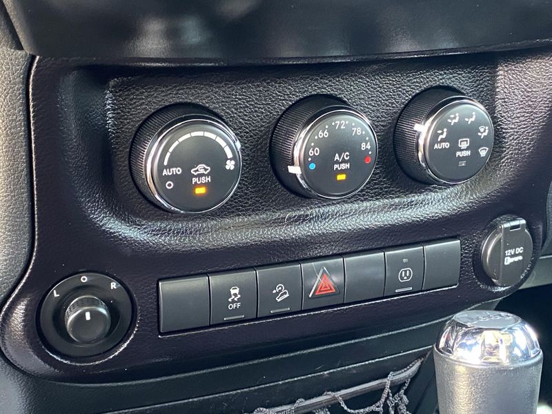 Used 2016 Jeep Wrangler Unlimited SaharaImage 21