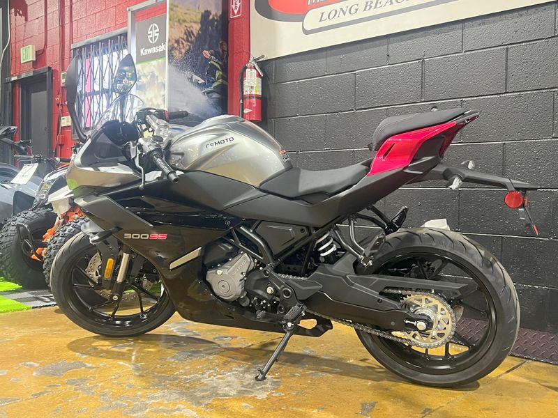 2025 CFMOTO 300SS Image 4