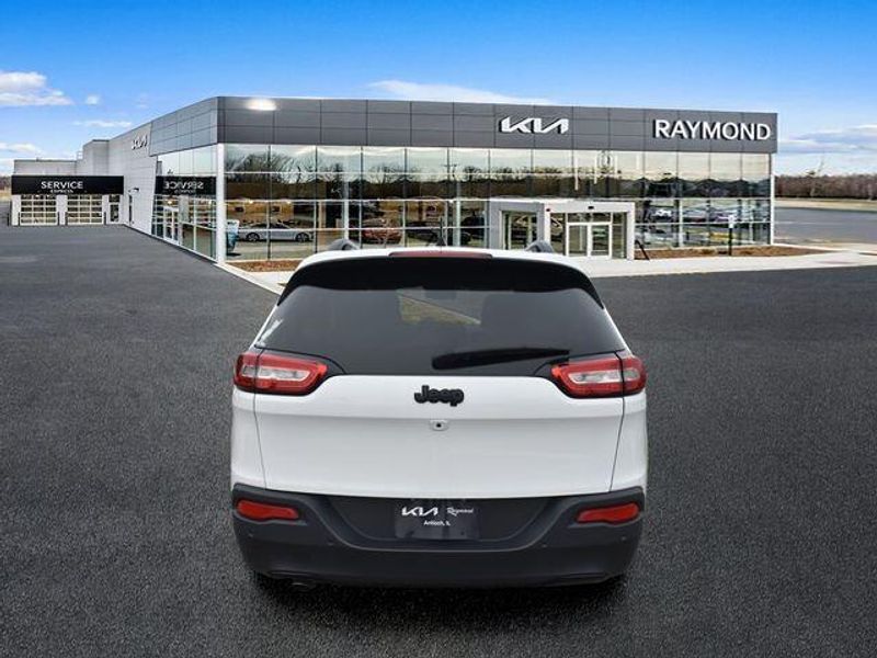 Used 2018 Jeep Cherokee LimitedImage 4