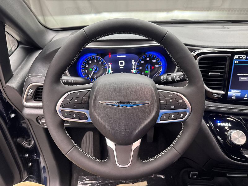 2025 Chrysler Pacifica SelectImage 10