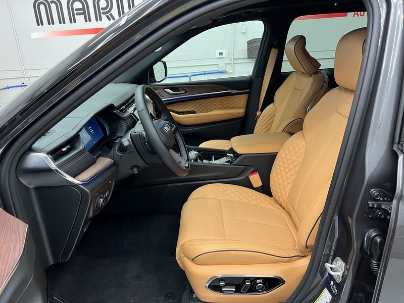 2023 Jeep Grand Cherokee Summit 4xeImage 12