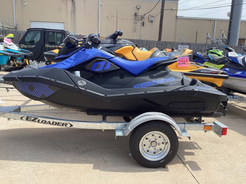 2023 SEADOO SPARK TRIXX 2UP ROTAX 900 HO ACE IBR AND AUDIO DAZZLING BLUE Image 3