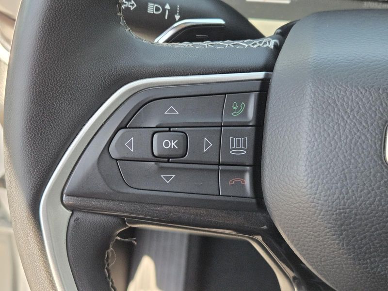 Used 2023 Jeep Grand Cherokee L Laredo 4x2