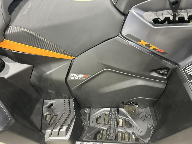 New 2025 Can-Am OUTLANDER MAX XT-P 1000R Image 14