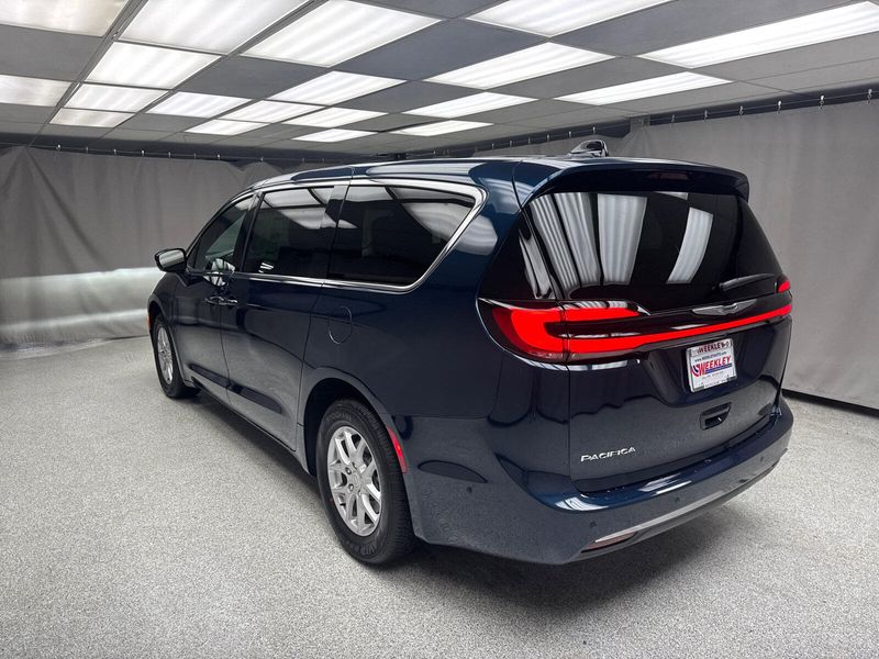 2025 Chrysler Pacifica SelectImage 2