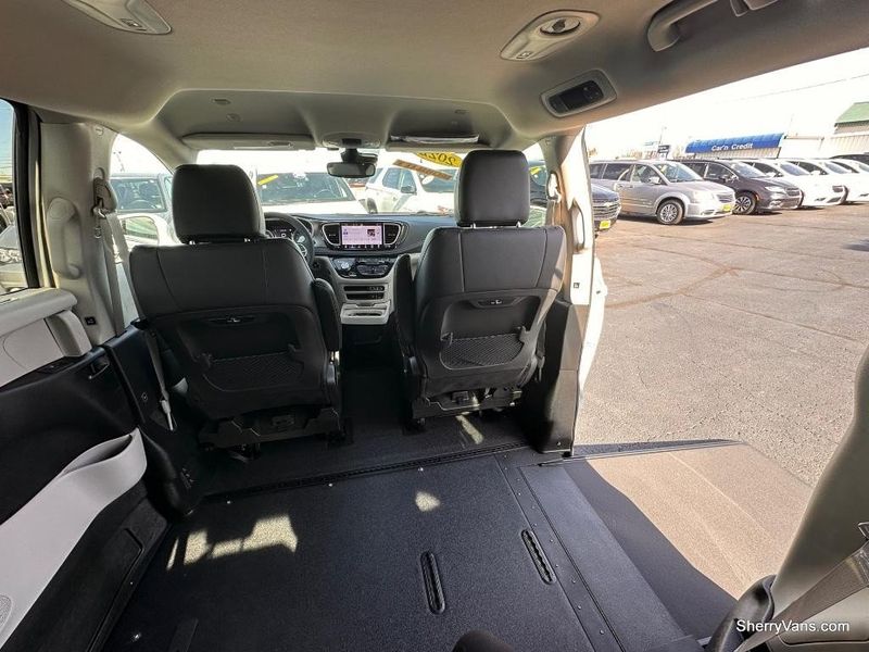 2022 Chrysler Pacifica Touring LImage 17