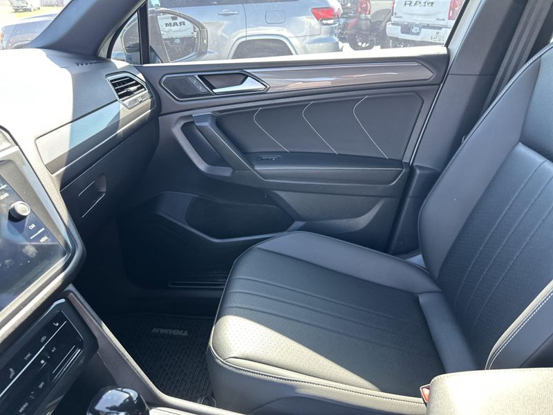Used 2023 Volkswagen Tiguan SE R-Line BlackImage 34