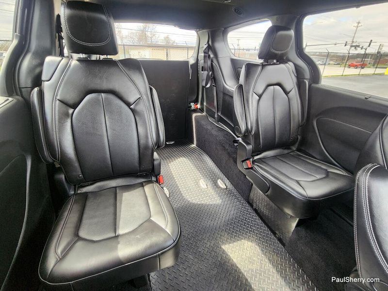 Used 2025 Chrysler Pacifica Select