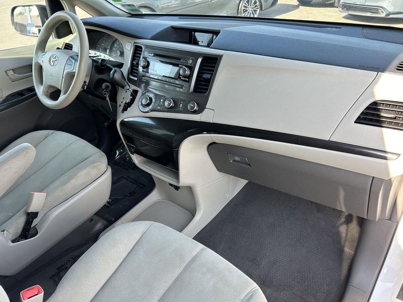 2011 Toyota Sienna BaseImage 11