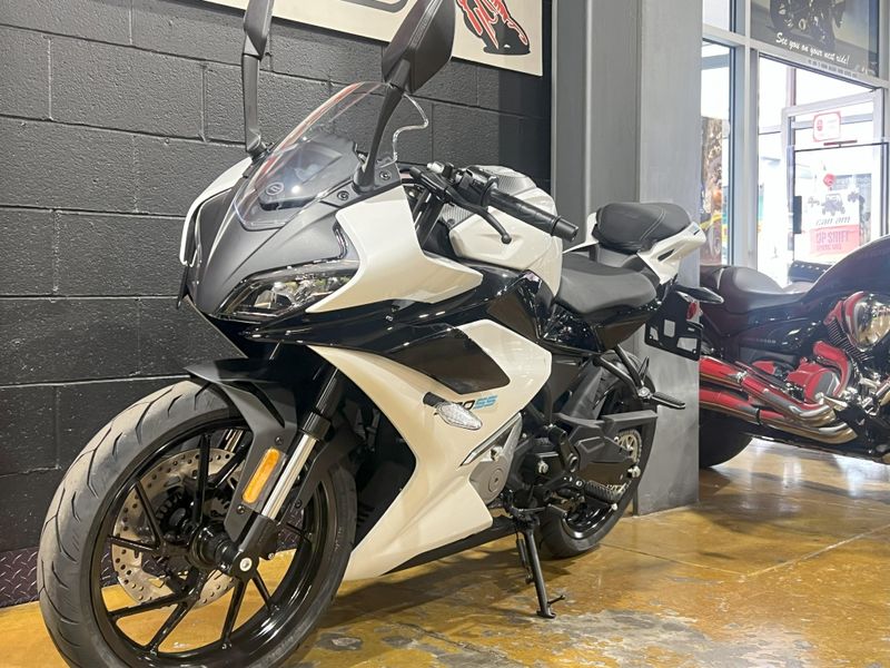 2025 CFMOTO 300SS Image 3