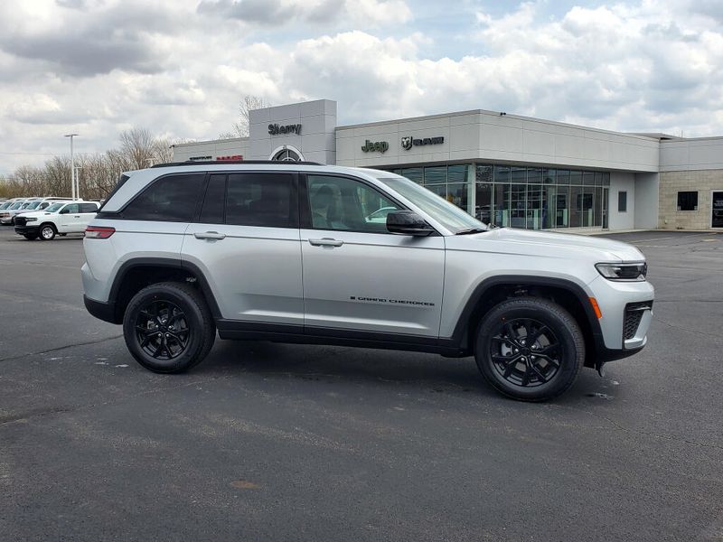New 2026 Jeep Grand Cherokee Laredo Altitude 4x4