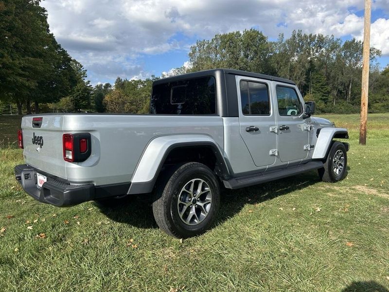 2024 Jeep Gladiator Sport S photo 3