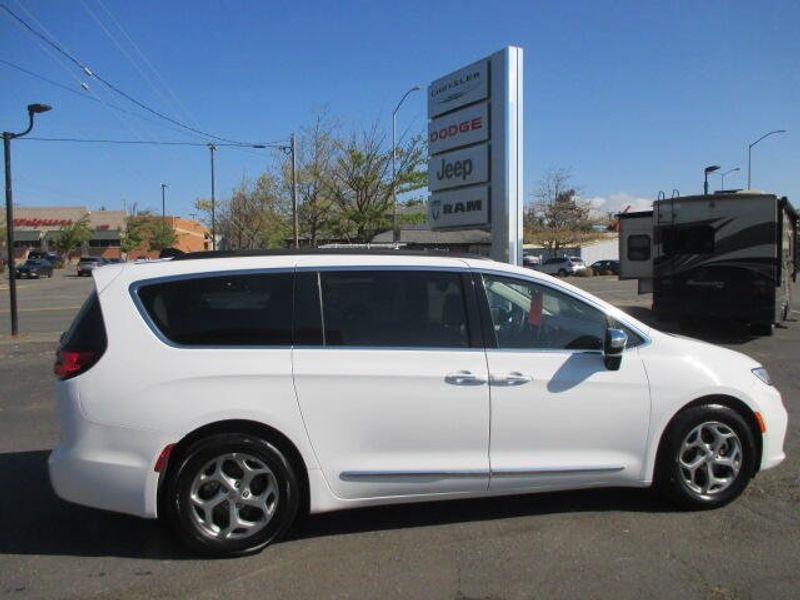 Used 2023 Chrysler Pacifica LimitedImage 6