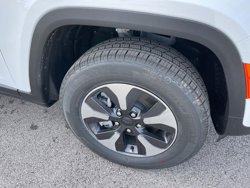 2024 Jeep Cherokee Limited 4xe photo 9