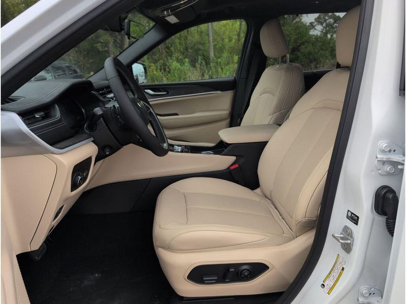 New 2025 Jeep Grand Cherokee Limited 4x2Image 10