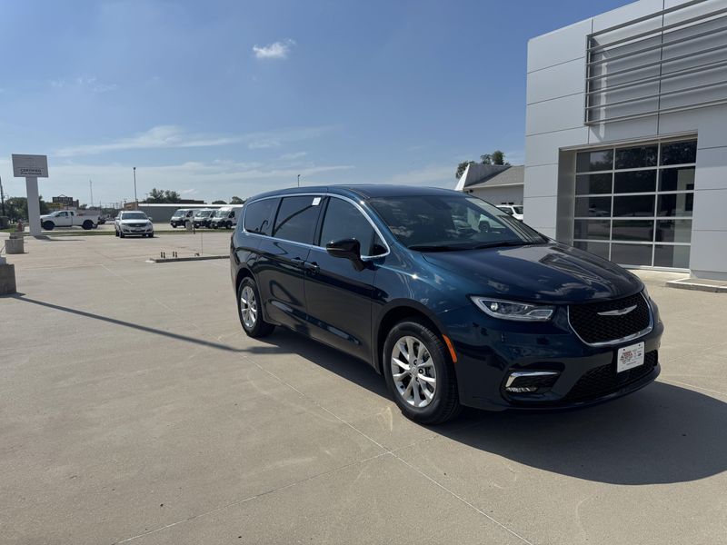New 2025 Chrysler Pacifica SelectImage 2