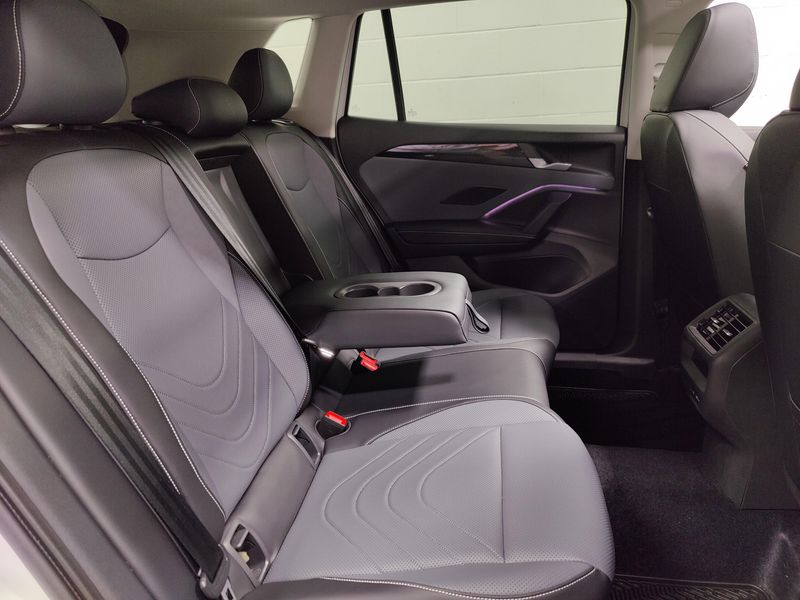 Used 2025 Volkswagen Tiguan SE AWD w/SunroofImage 17