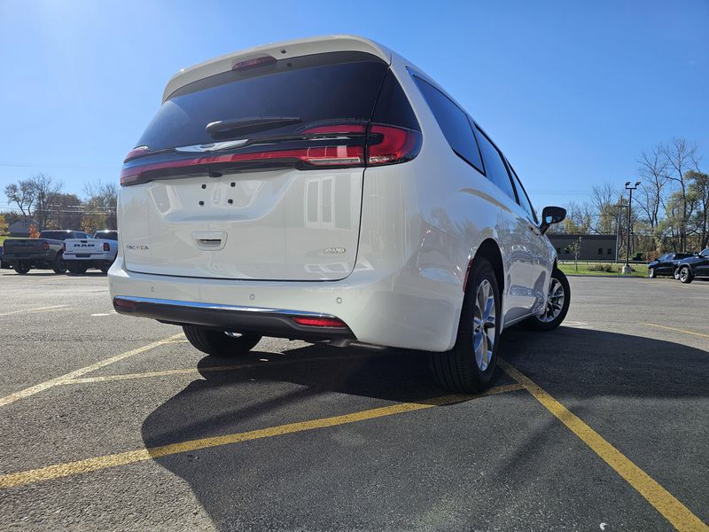 New 2026 Chrysler Pacifica Select AwdImage 3