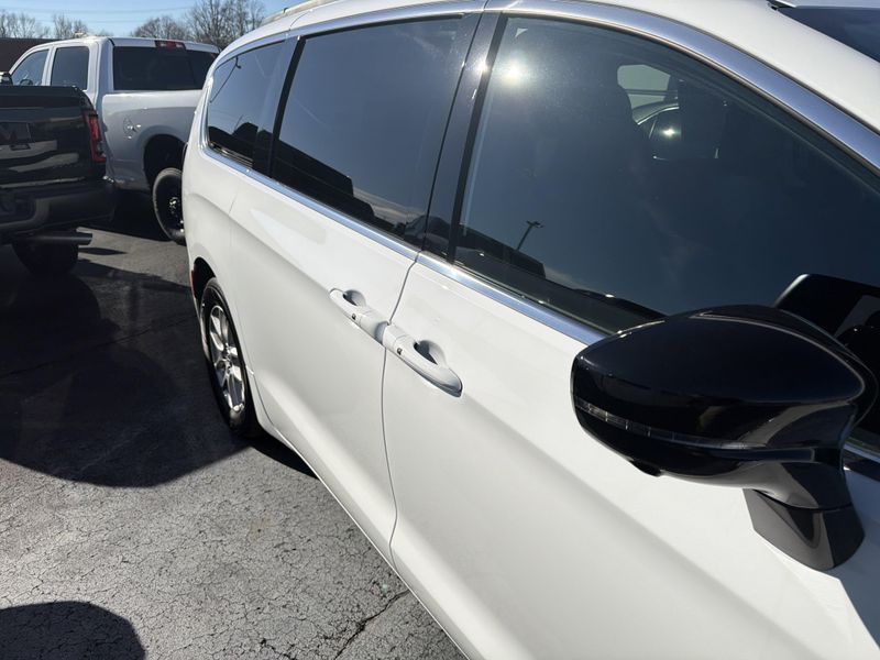 Used 2025 Chrysler Pacifica SelectImage 5