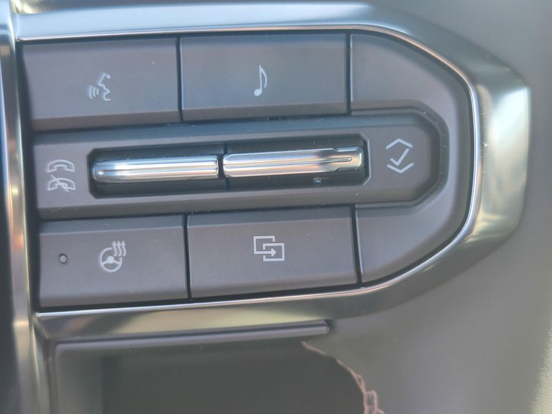 Used 2025 GMC Acadia AWD AT4Image 28