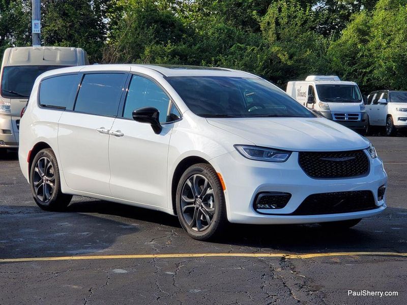 New 2026 Chrysler Pacifica SelectImage 6