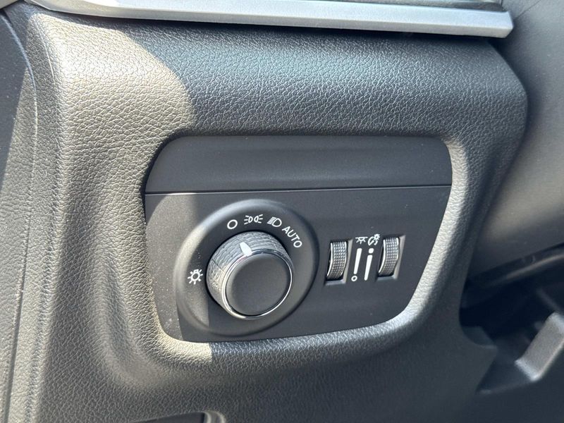 New 2026 Jeep Grand Cherokee L Laredo Altitude 4x2