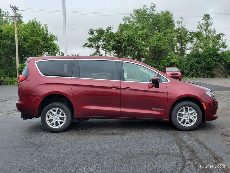 2023 Chrysler Voyager LXImage 22