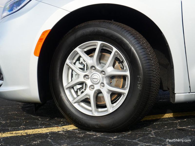 New 2026 Chrysler Pacifica Select