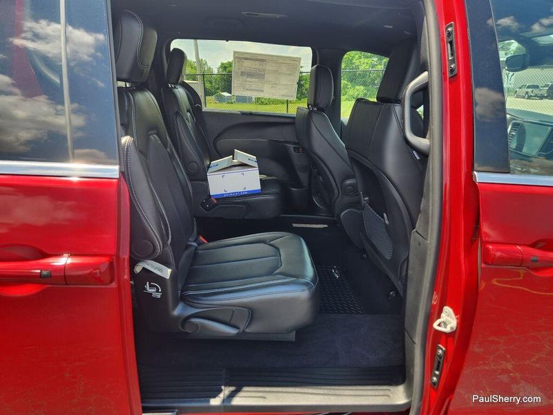 New 2025 Chrysler Voyager LXImage 54