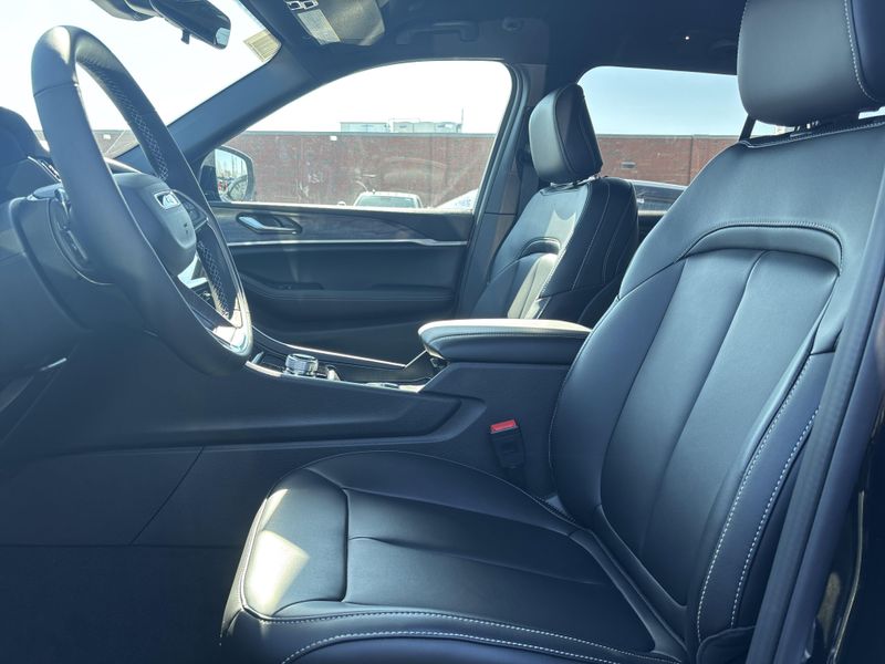 New 2025 Jeep Grand Cherokee Limited 4x4Image 28