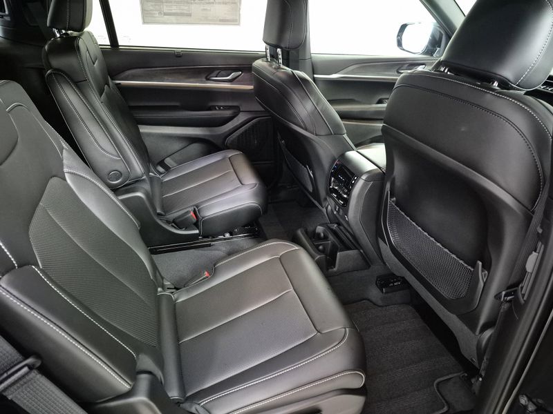 New 2025 Jeep Grand Cherokee L Limited 4x4Image 8