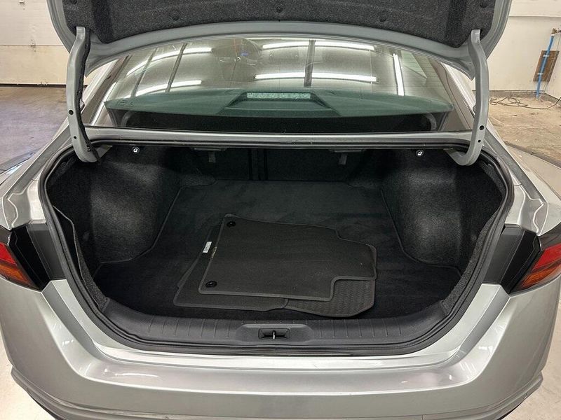 2022 Nissan Altima 2.5 SR photo 9