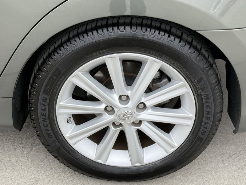 2013 Toyota Camry Hybrid XLEImage 16