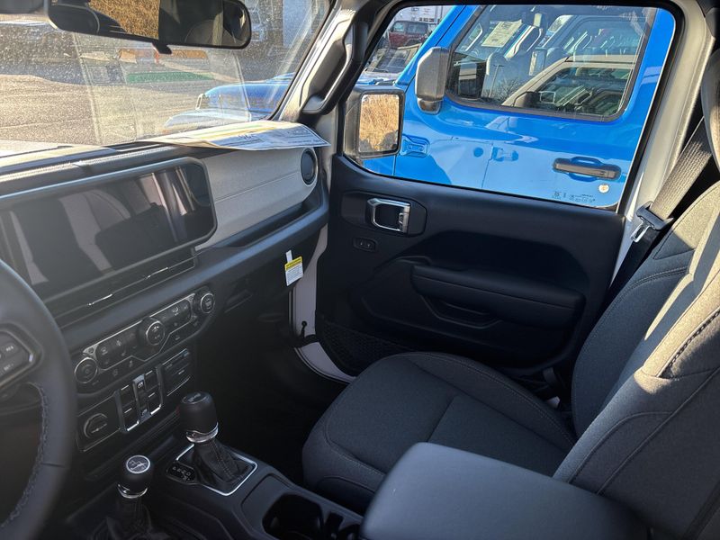 New 2026 Jeep Wrangler 4-door Sport SImage 24