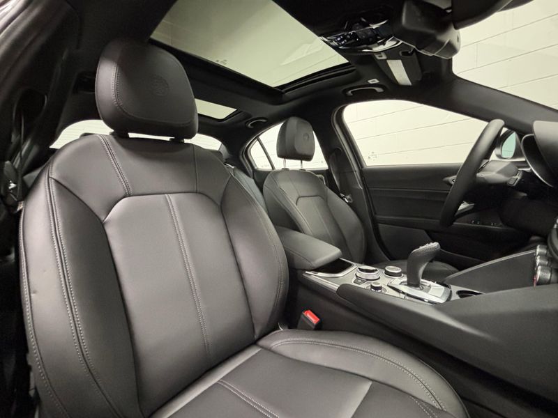 2024 Alfa Romeo Giulia Ti Q4 AWD w/Sunroof/Nav/Activ AsstImage 4