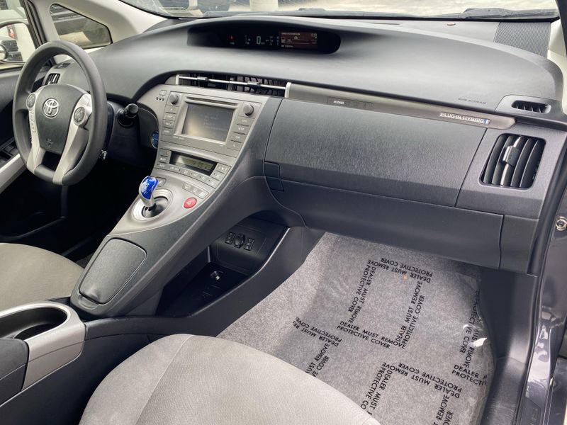 2014 Toyota Prius Plug-In BaseImage 11