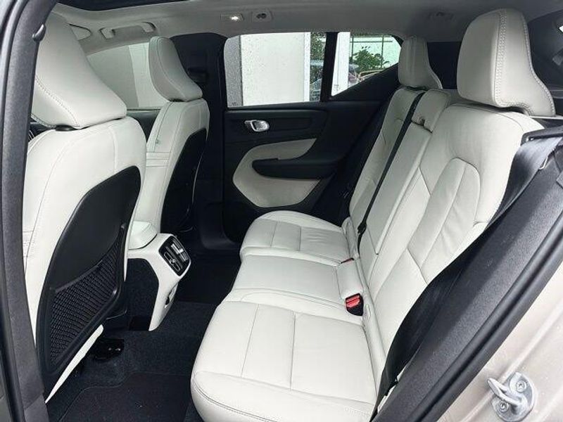 2024 Volvo XC40 Plus Bright Theme