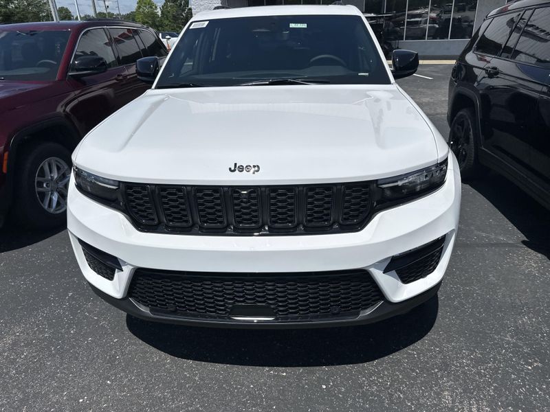 2025 Jeep Grand Cherokee Limited 4x4Image 2