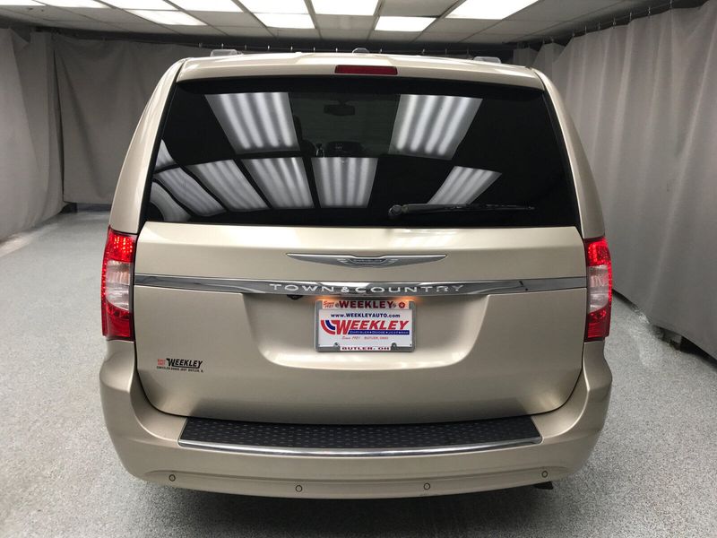 2015 Chrysler Town & Country Touring-LImage 17