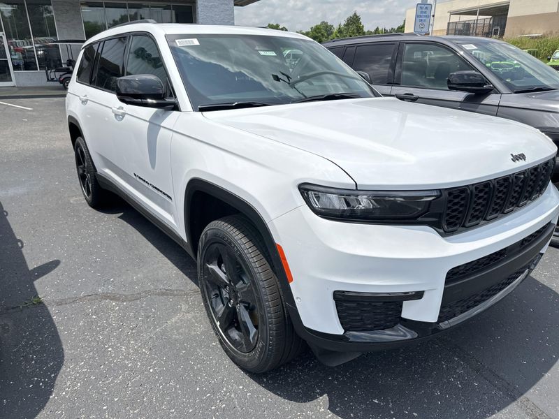 2025 Jeep Grand Cherokee L Limited 4x4Image 3