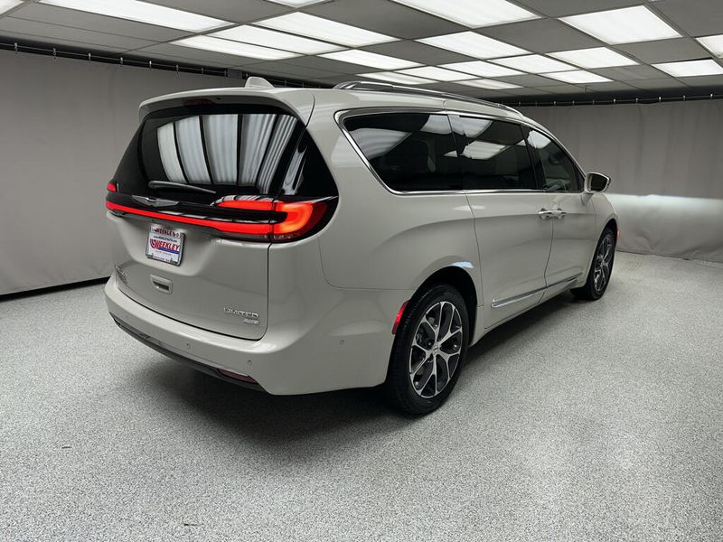 Used 2021 Chrysler Pacifica LimitedImage 12