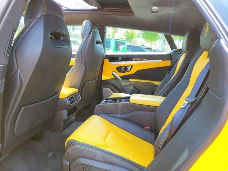 2019 Lamborghini Urus photo 12