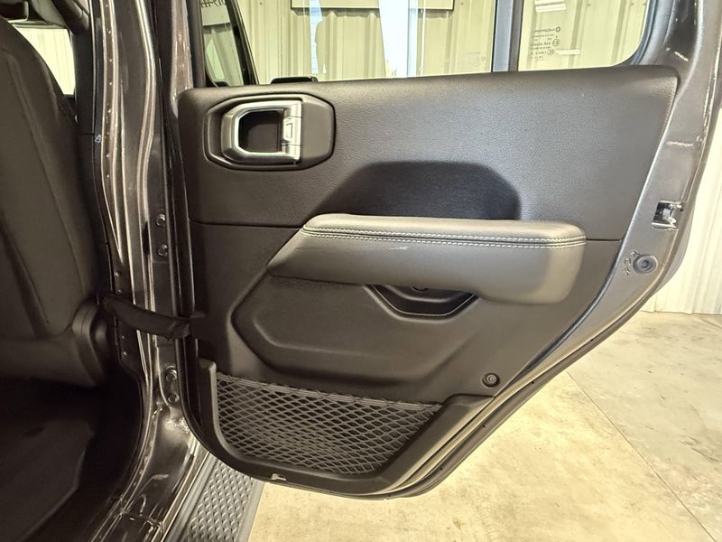Used 2020 Jeep Gladiator OverlandImage 8