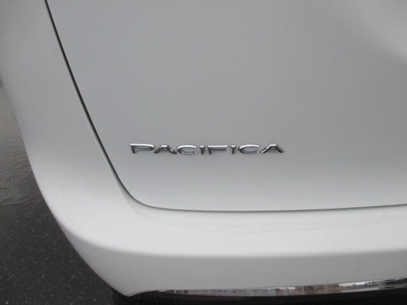 2022 Chrysler Pacifica Touring LImage 11